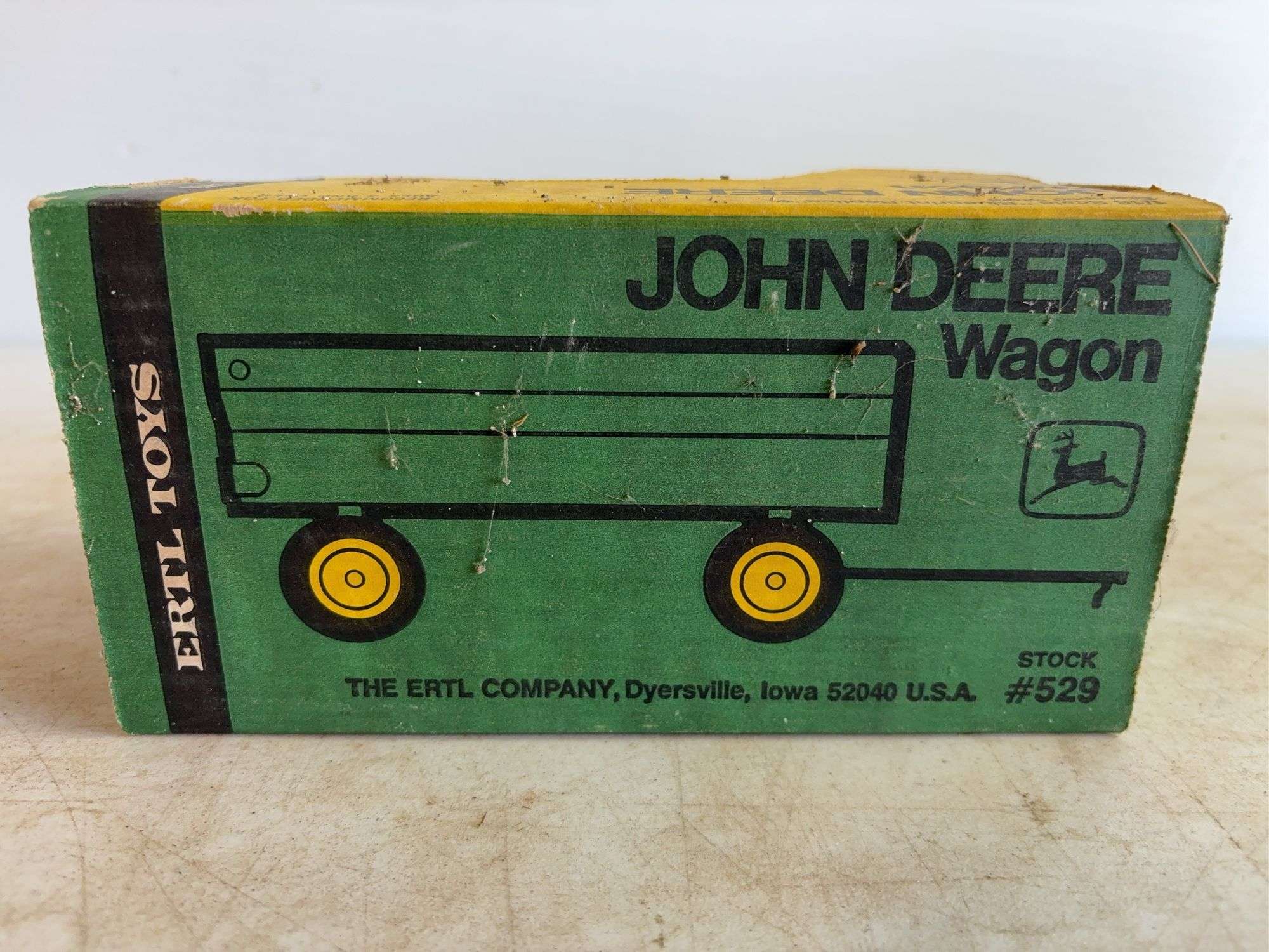 John Deere wagon, stock #529 - 1/16 scale, dirty