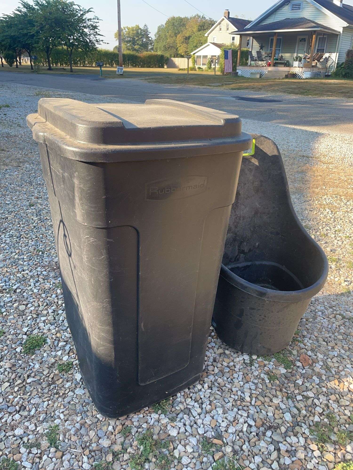 Rubbermaid trash can with yard cart