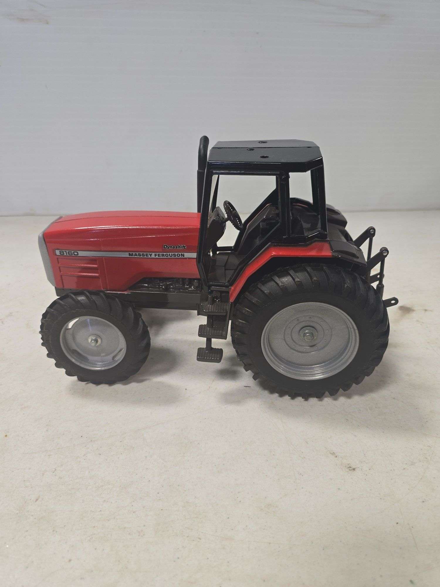 SCALE MODELS MASSEY FERGUSON 8160 1/16 SCALE TOY TRACTOR