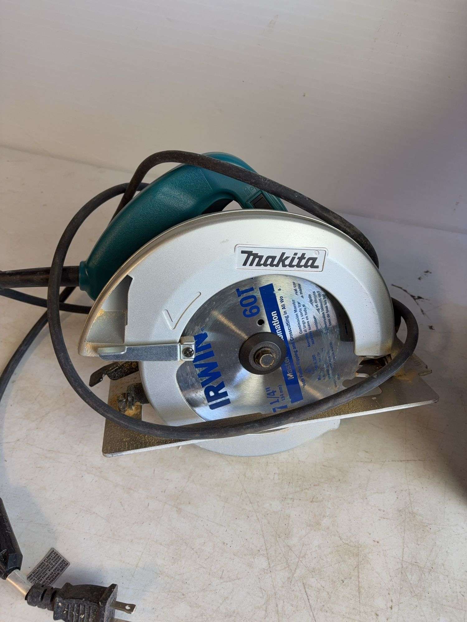 Makita 7 1/4" circular saw with extra blades and carrying case