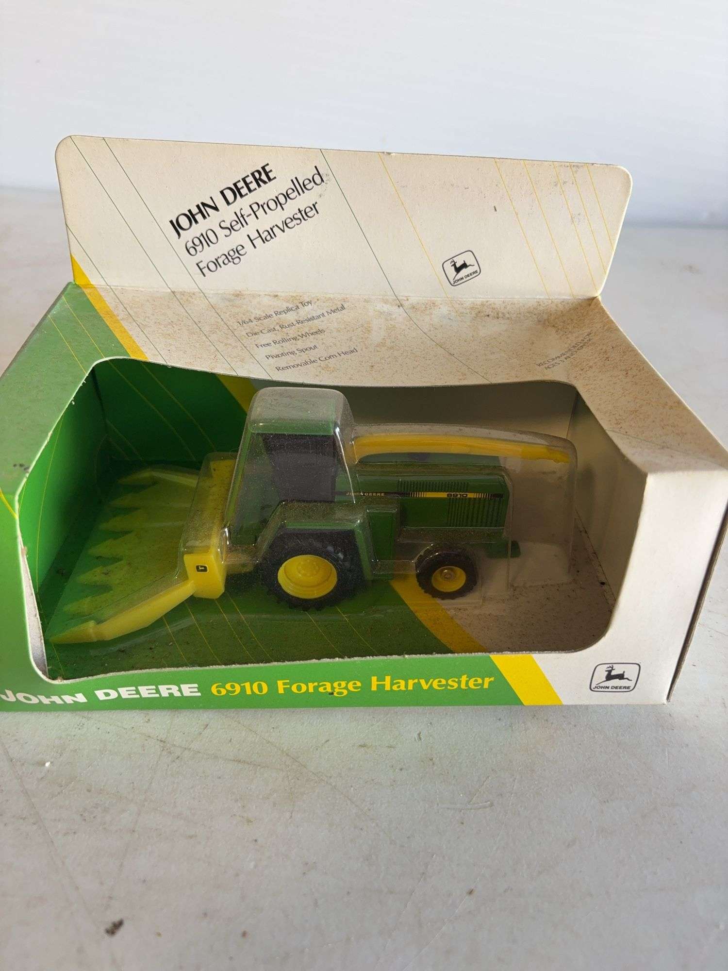 John Deere 6910 self-propelled forage harvester - 1/64 scale