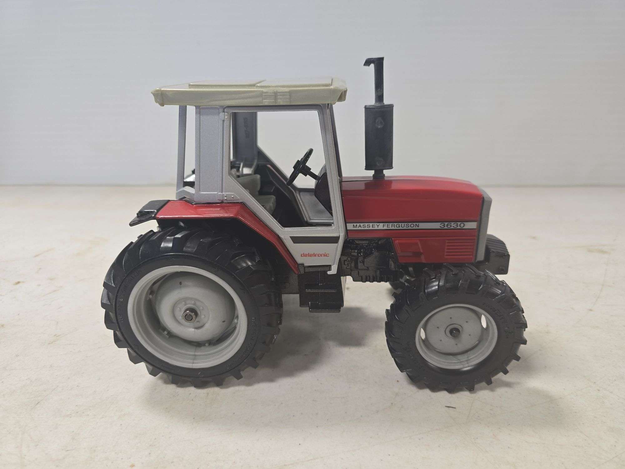 ERTL MASSEY FERGUSON 3630 1/16 SCALE TOY TRACTOR