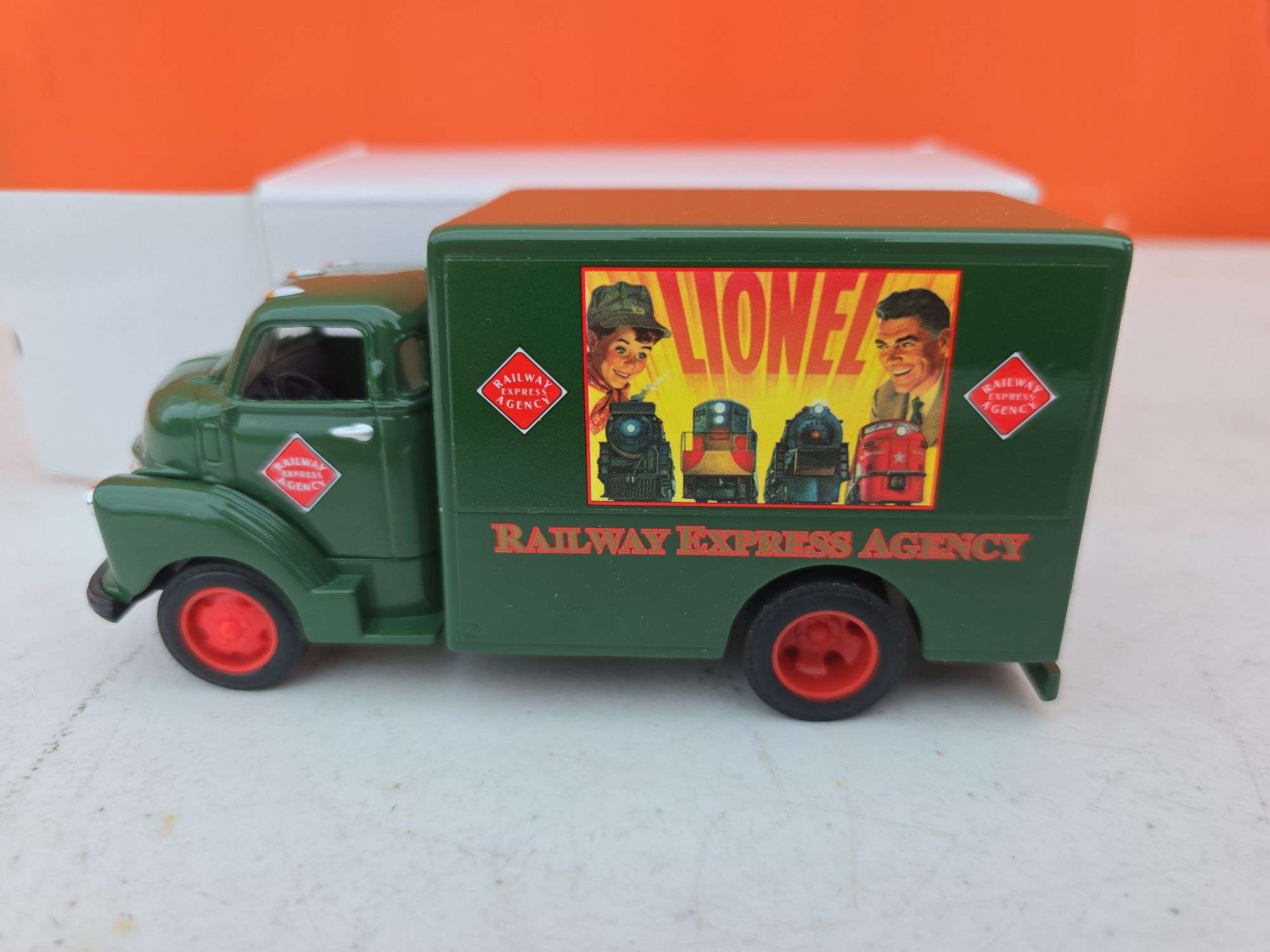 ERTL LIONEL DIE CAST BOX TRUCK NIB