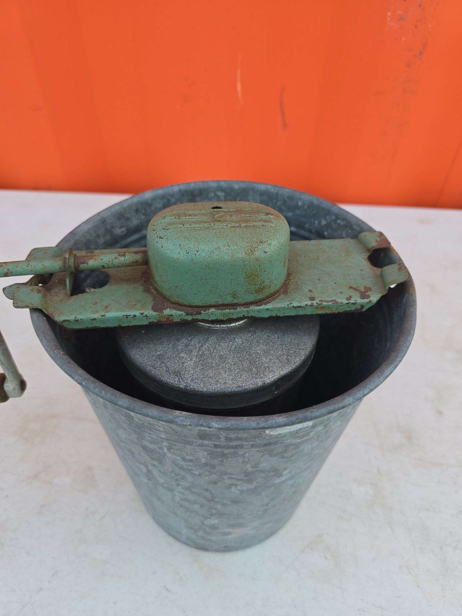 VINTAGE ICE CREAM FREEZER COMPLETE IN GOOD CONDITION