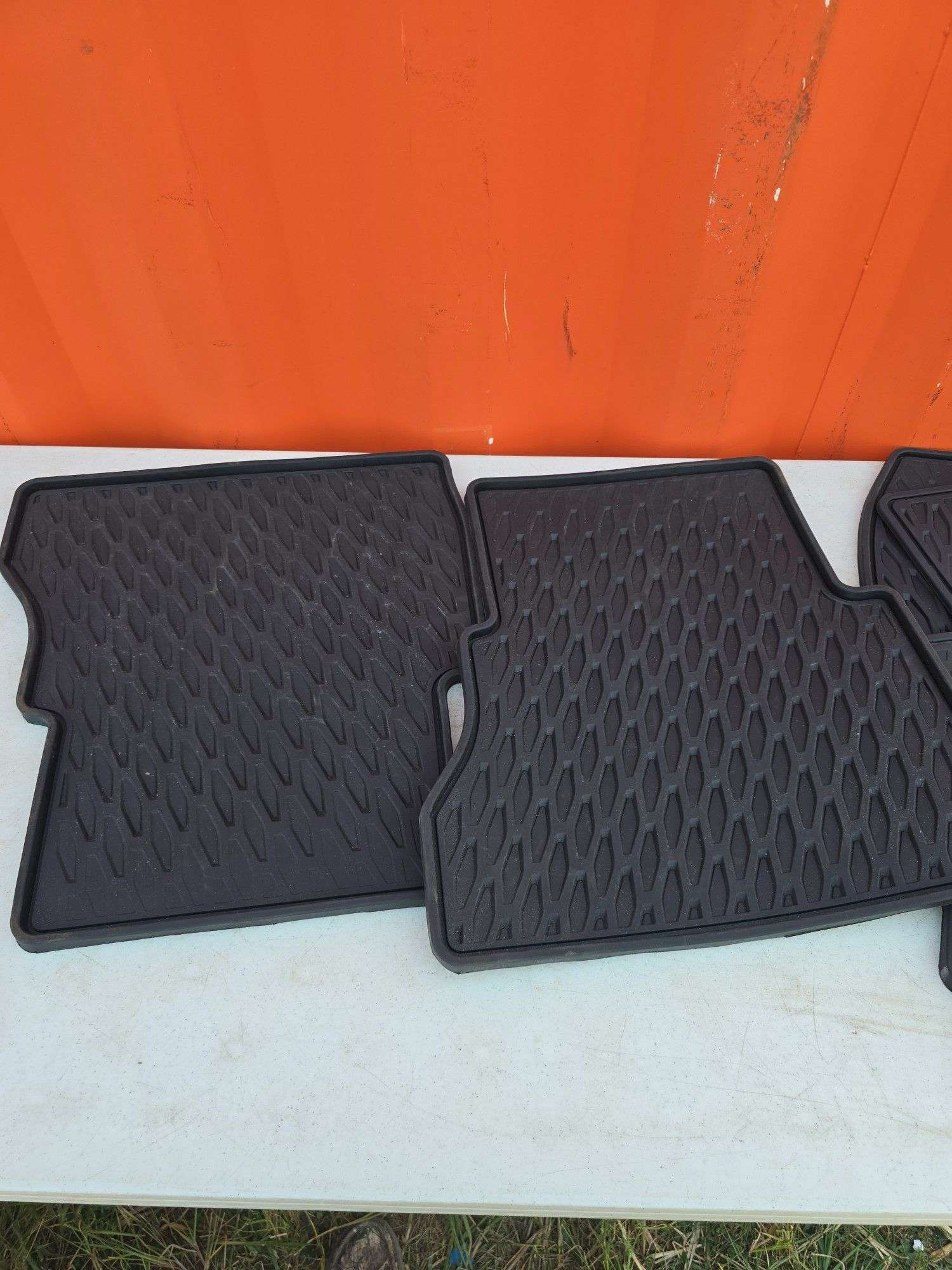 SET OF VEHICLE MATS