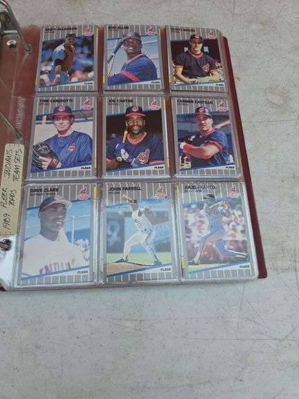 FOLDER WITH BASEBALL CARDS