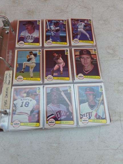 FOLDER WITH BASEBALL CARDS