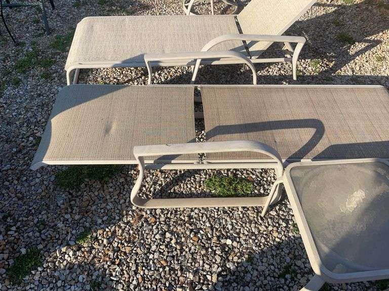 (2) lounge chairs with side table