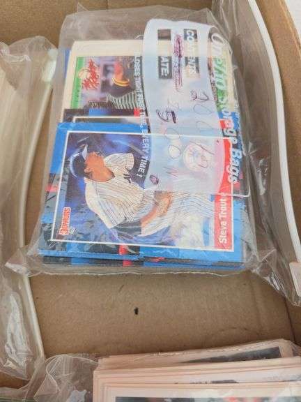 LOT OF BASEBALL CARDS