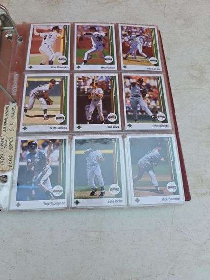 FOLDER WITH BASEBALL CARDS