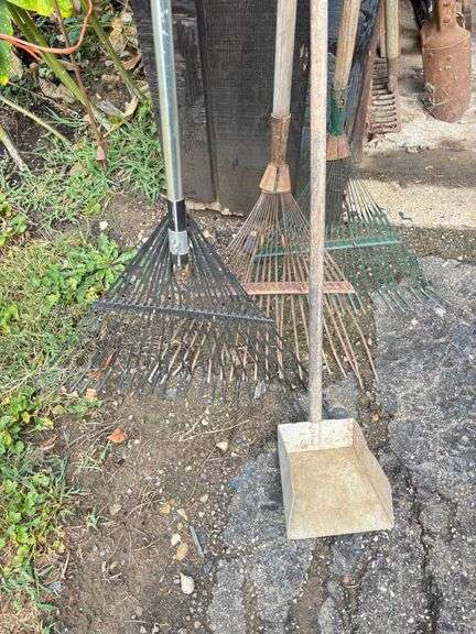 3 Leaf Rakes / Scoop