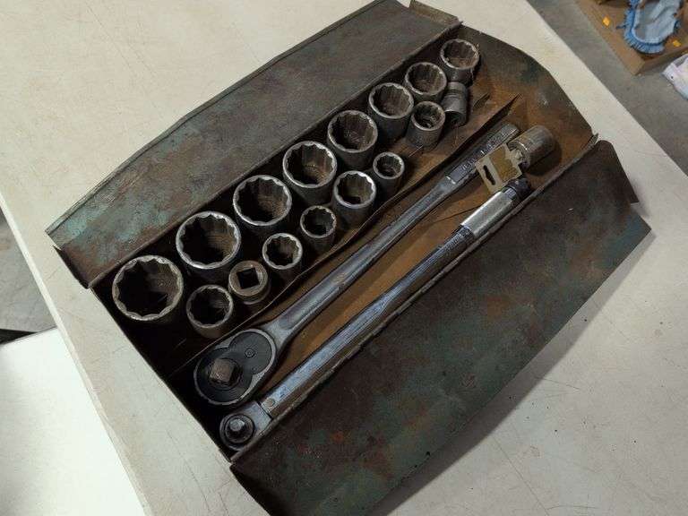 Metal toolbox with large ratchets and sockets