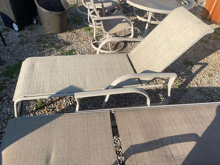 (2) lounge chairs with side table