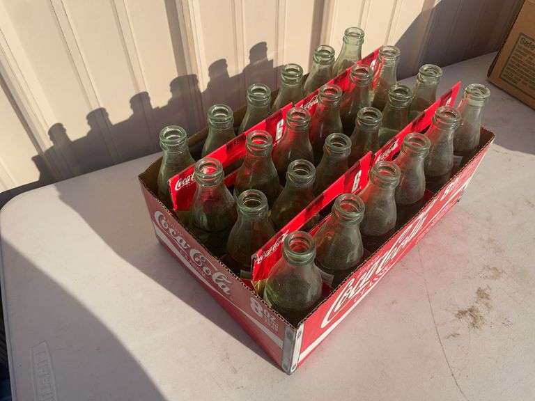 Antique Coca Cola case with bottles - 24 bottles