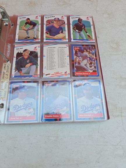 FOLDER WITH BASEBALL CARDS