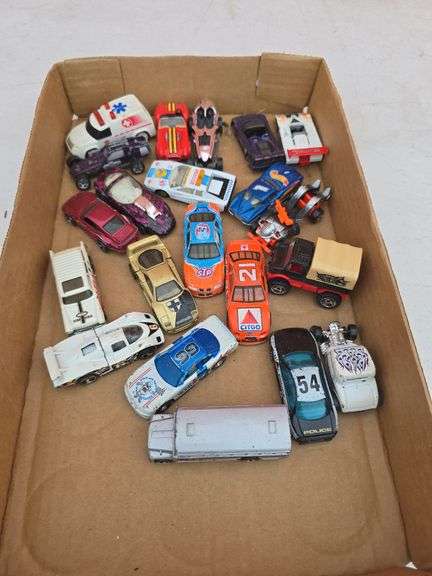 LOT OF HOT WHEELS