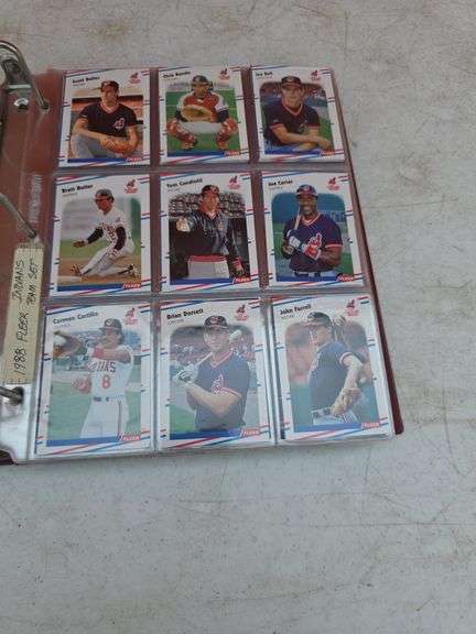 FOLDER WITH BASEBALL CARDS