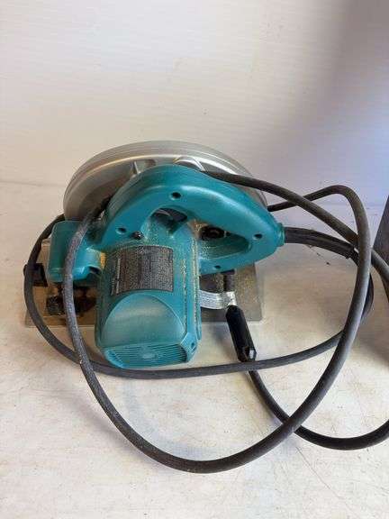 Makita 7 1/4" circular saw with extra blades and carrying case