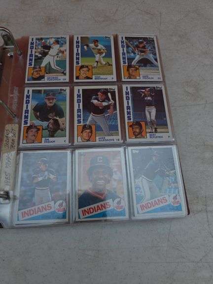 FOLDER WITH BASEBALL CARDS