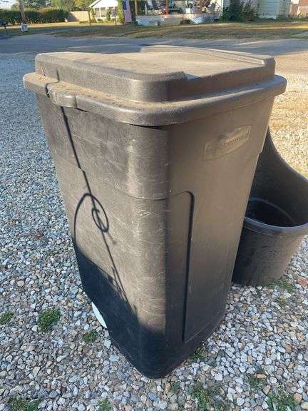 Rubbermaid trash can with yard cart