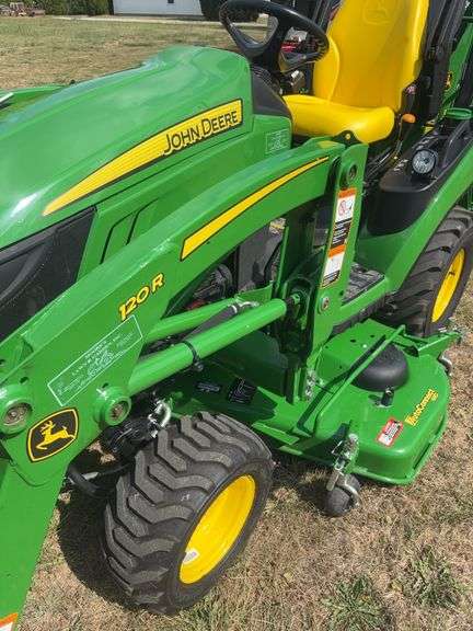 John Deere 1025 R Tractor , (Only 90 Hours ) Sharp Unit !!