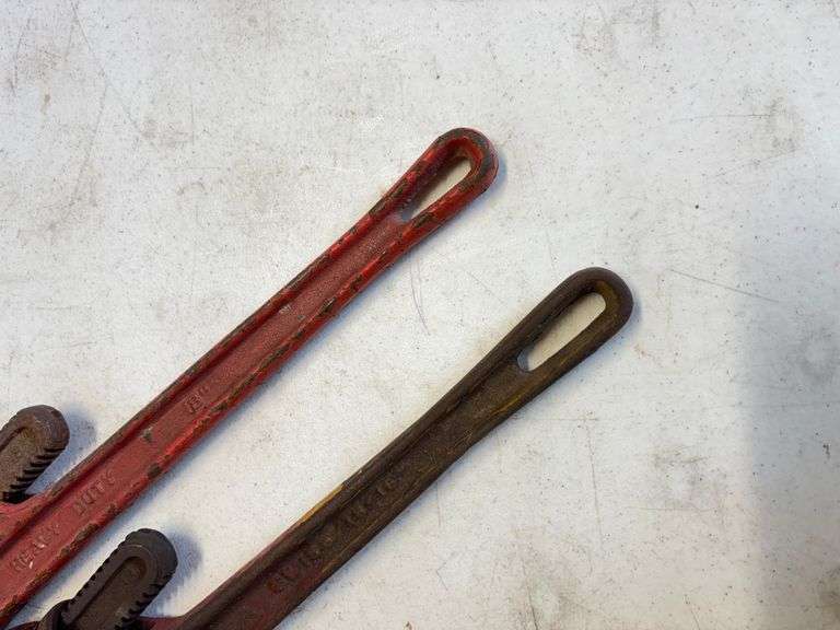 2 Pipe Wrenches