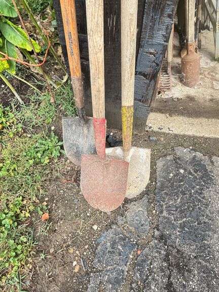 3 Shovels