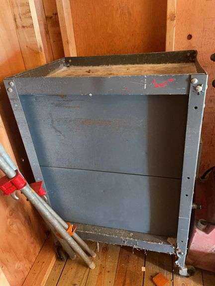 Unmarked Rolling toolbox