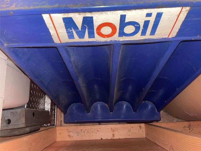 Vintage Mobil Oil fuel-island oil can display rack