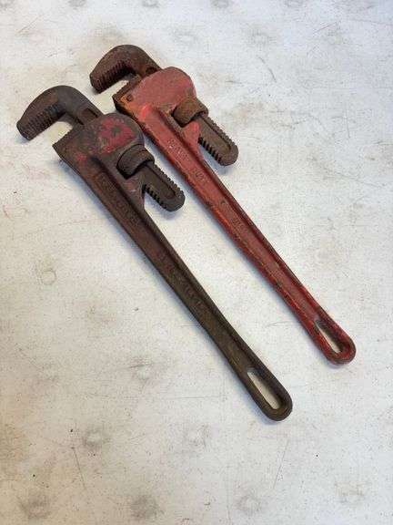 2 Pipe Wrenches