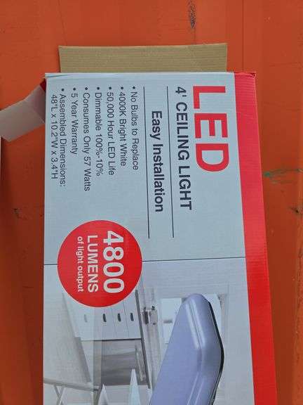 4' LIGHT AND BULBS NEW