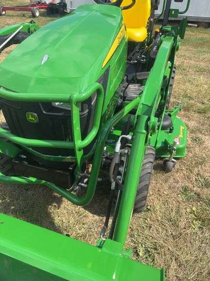 John Deere 1025 R Tractor , (Only 90 Hours ) Sharp Unit !!