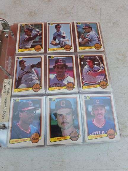 FOLDER WITH BASEBALL CARDS