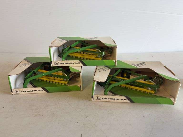 (3) John Deere model hay rakes - 1/16 scale, dirty
