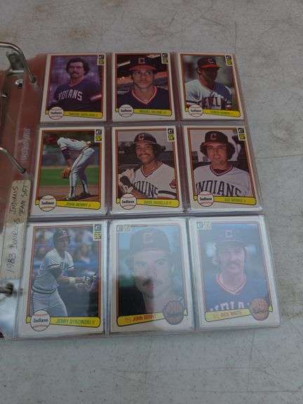 FOLDER WITH BASEBALL CARDS