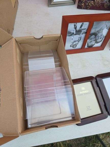 LOT OF PICTURE FRAMES