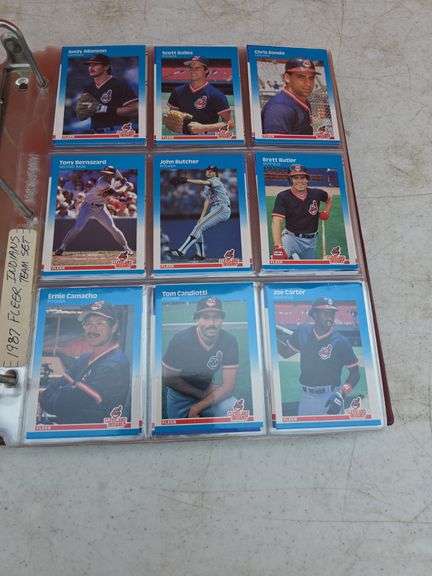 FOLDER WITH BASEBALL CARDS