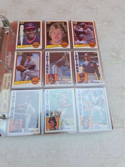 FOLDER WITH BASEBALL CARDS