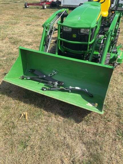 John Deere 1025 R Tractor , (Only 90 Hours ) Sharp Unit !!