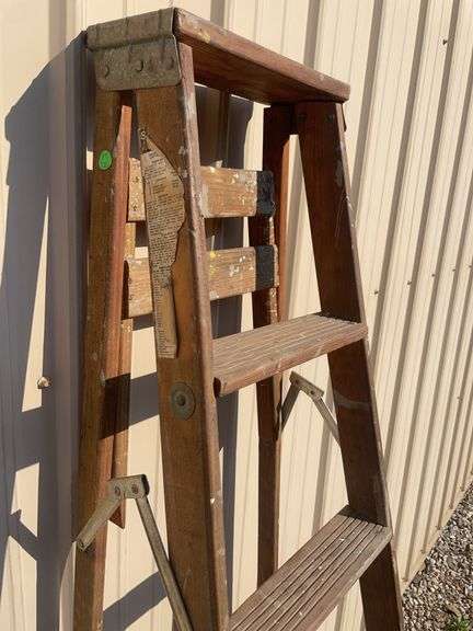 6 ft. Wooden stepladder