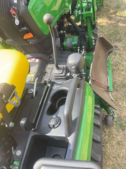 John Deere 1025 R Tractor , (Only 90 Hours ) Sharp Unit !!
