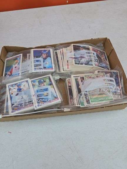 LOT OF BASEBALL CARDS