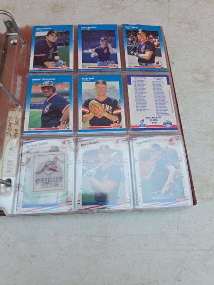 FOLDER WITH BASEBALL CARDS