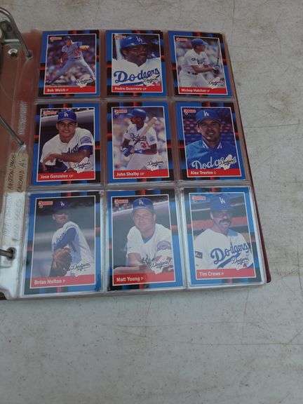 FOLDER WITH BASEBALL CARDS