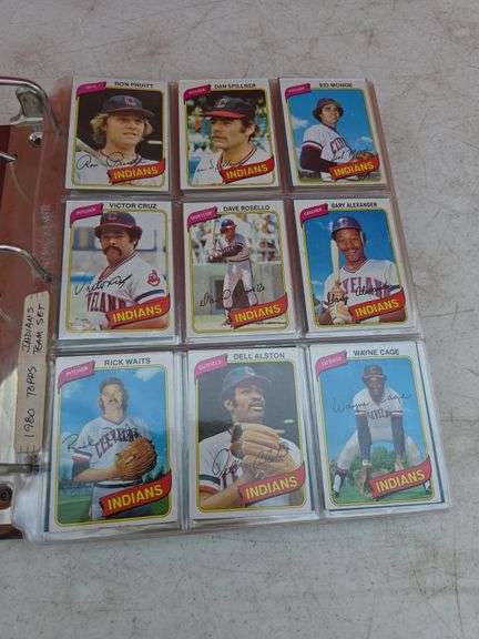 FOLDER WITH BASEBALL CARDS