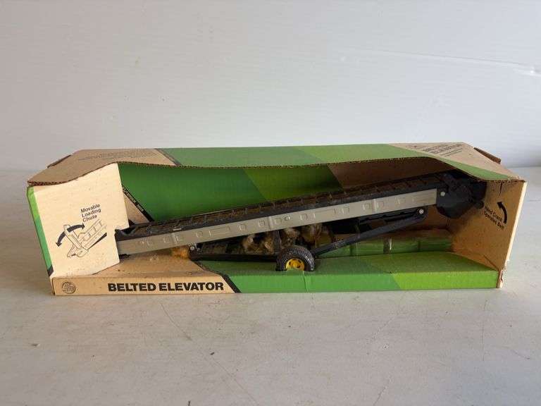 John Deere model belted elevator - 1/16 scale, dirty