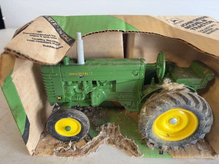 John Deere model M diecast tractor and wagon - 1/16 scale - dirty