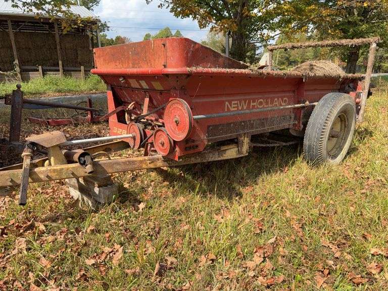 New Holland 328 manure spreader