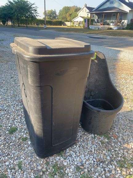 Rubbermaid trash can with yard cart