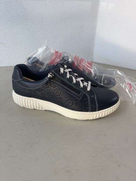 Clark’s size 8.5 Shoes (new)